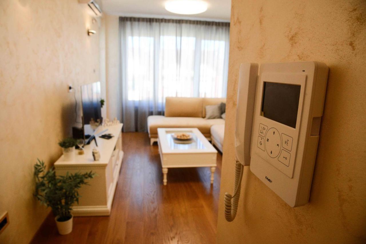 Tesla 70 Apartment With Secure Parking In The Garage Novi Sad Exterior foto